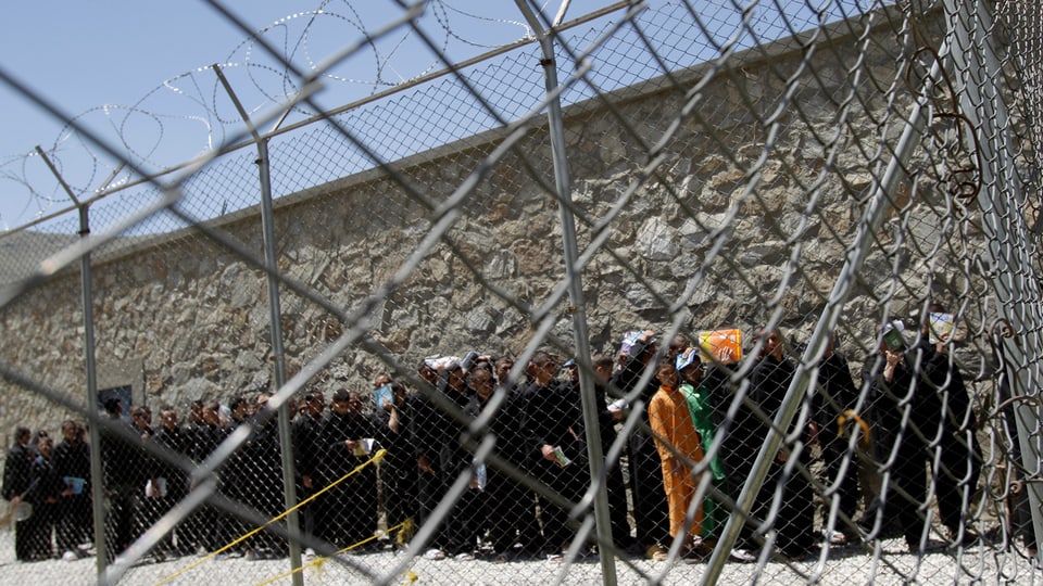 Afghanische Gefangene warten nach dem Hofgang auf ihre Rückführung in die Zellen.