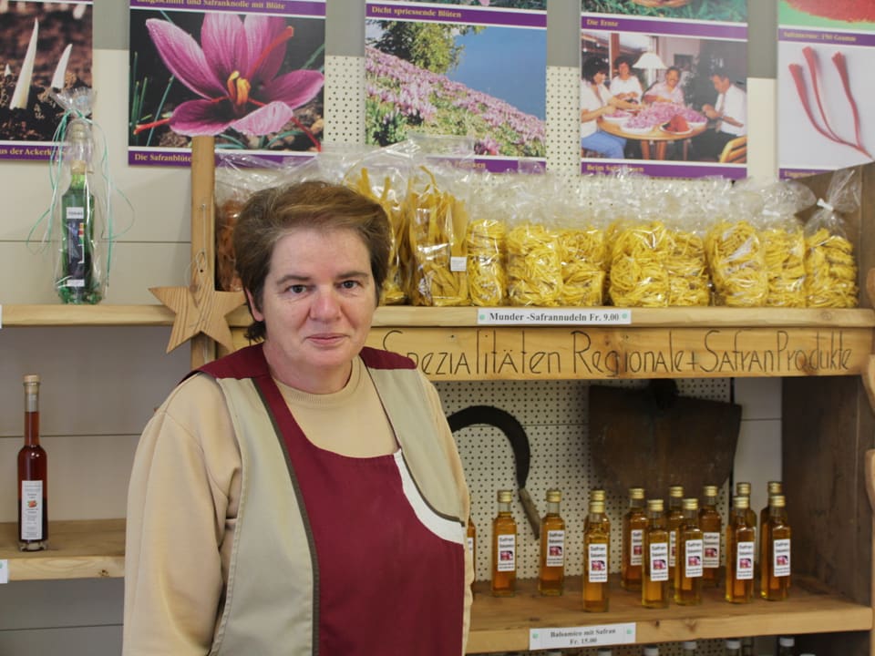 Valeria Wyssen vor den Safranprodukten im Dorfladen.