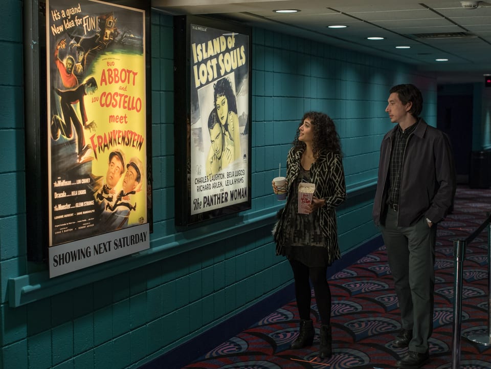 Paterson und Laura stehen vor B-Movie-Plakaten.