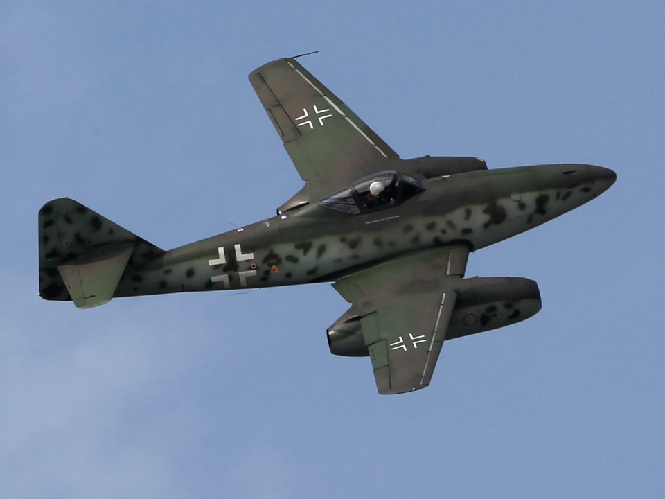 Eine Messerschmitt Me 262 in der Luft bei einer Luftshow im Jahr 2010