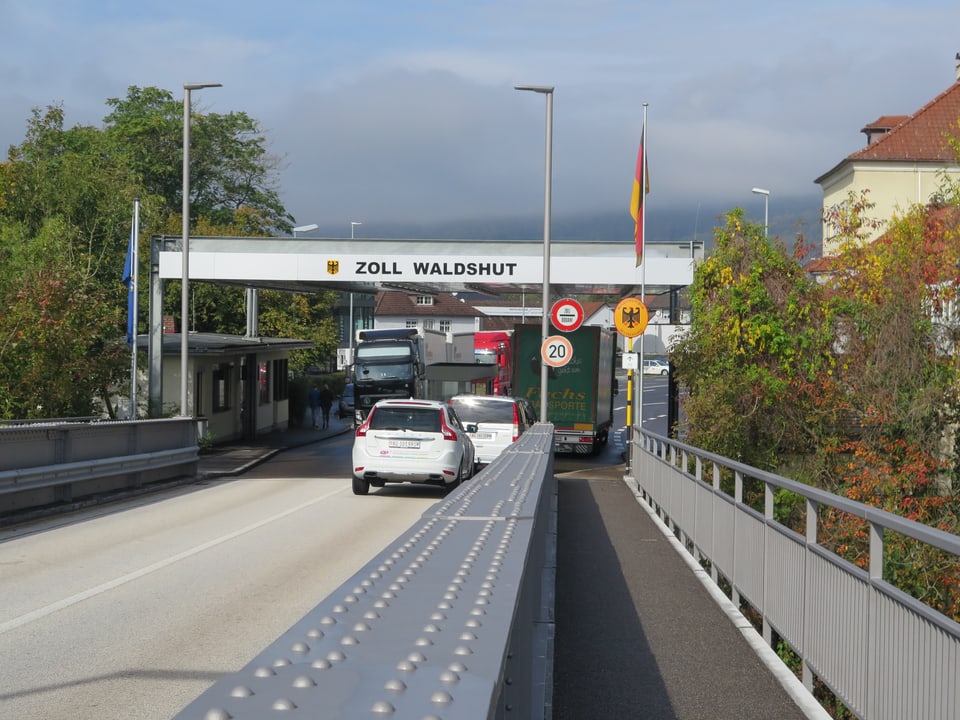 Brücke mit Autos, Zollgebäude Waldshut.