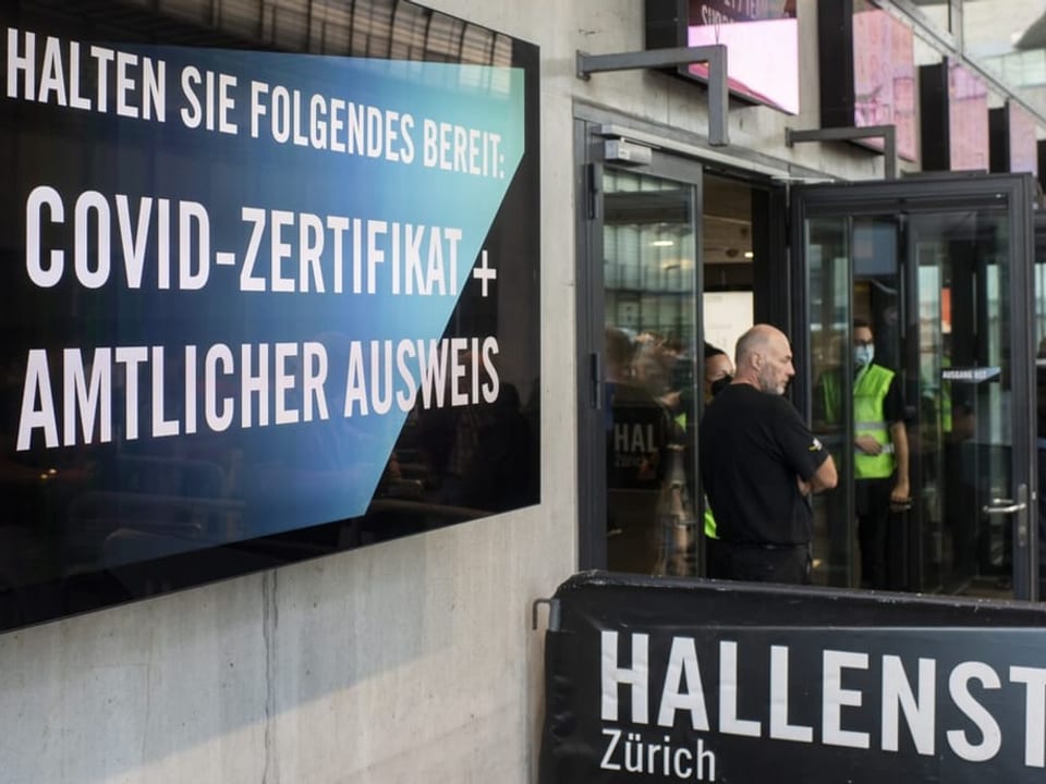 Bundesrat will Corona-Massnahmen verschärfen Hinweisschild im Hallenstadion