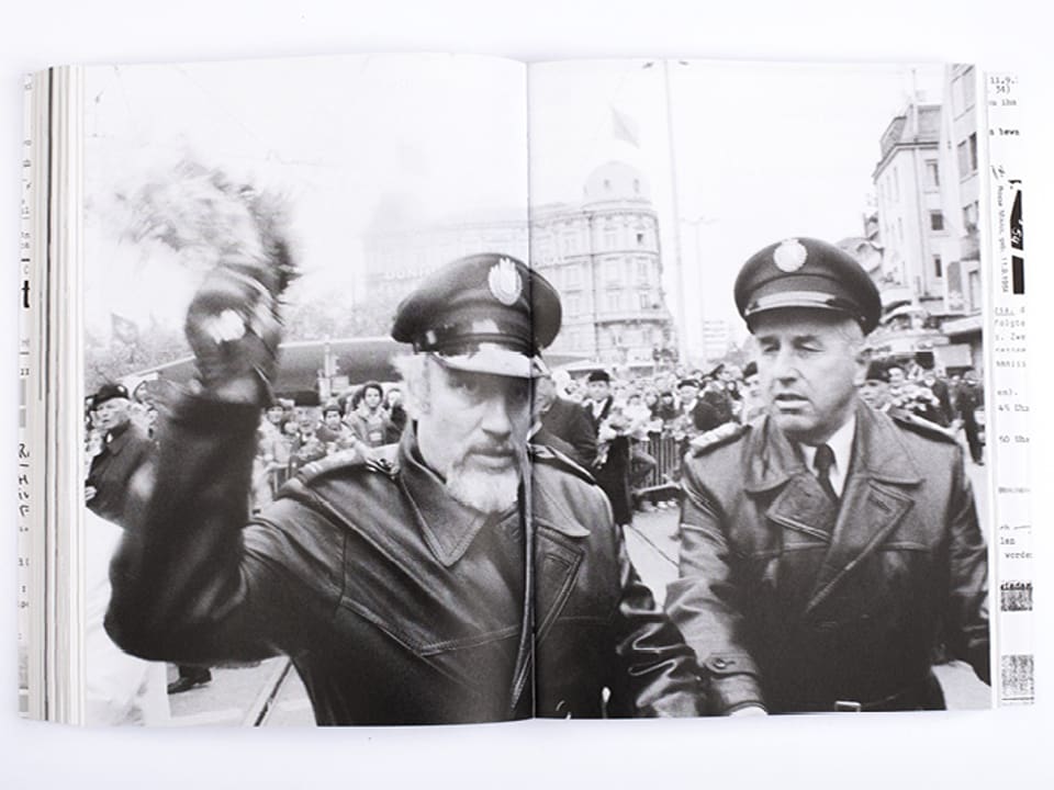 Zwei Polizisten auf einem grossen Foto im Buch.