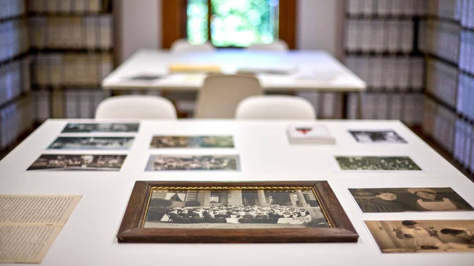 Tische und Bildauslagen in einem Archiv, symmetrisch angeordnet