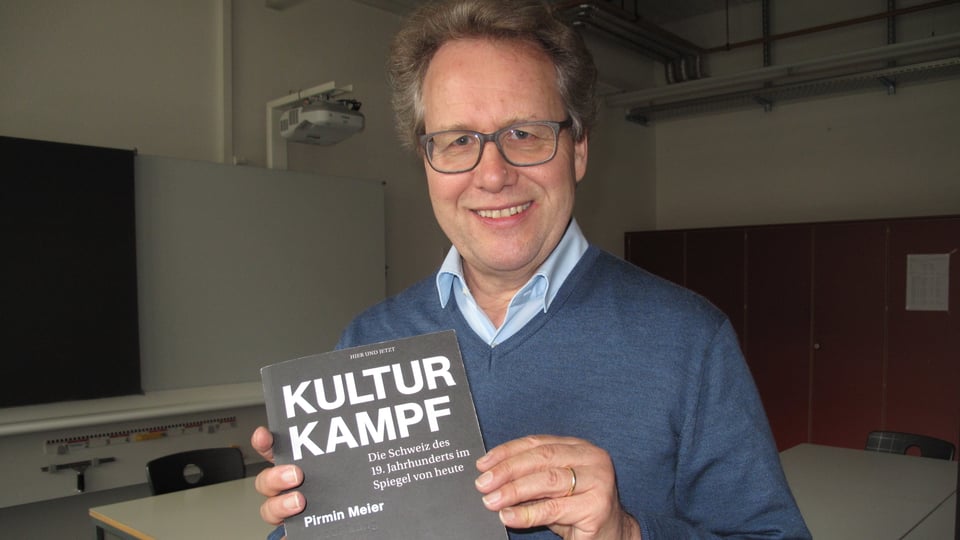 Der Zuger Historiker Josef Lang mit dem neuen Buch «Kulturkampf».