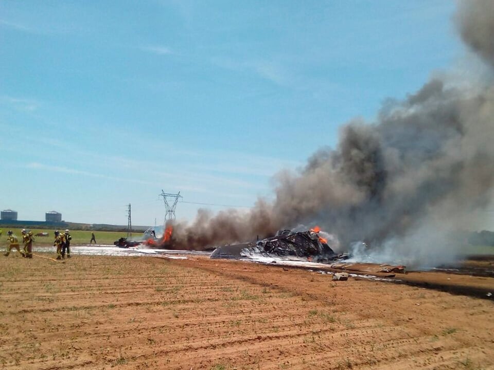 Brennende Flugzeug-Trümmer auf einem Feld. 