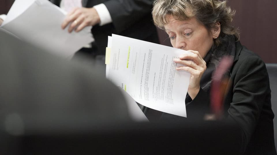 Bundesrätin Eveline Widmer-Schlumpf vertieft sich im September 2011 im Ständerat in ein Dossier zum Steuerabkommen zwischen den USA und der Schweiz. (keystone)