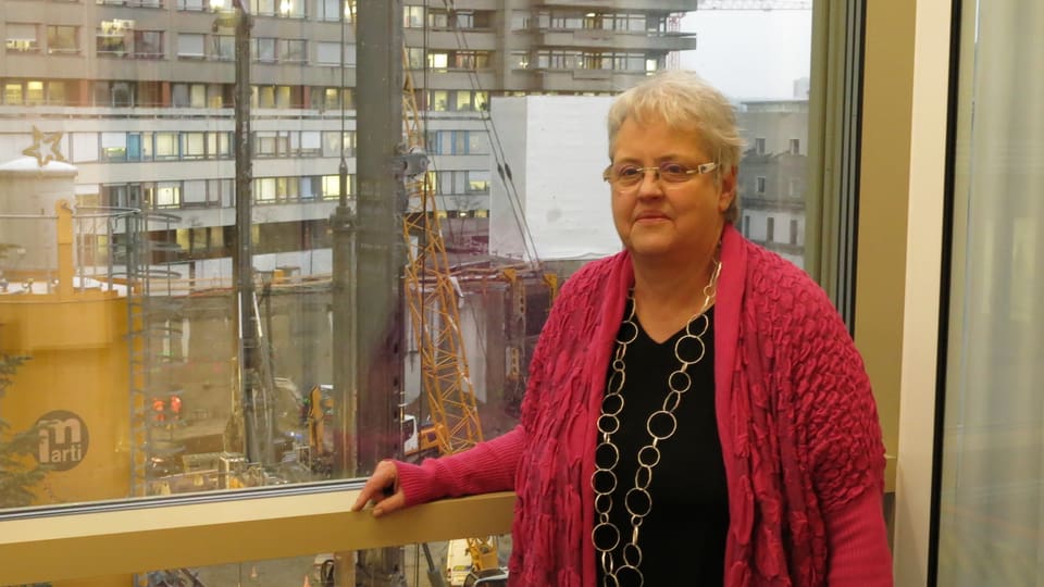 Elsbeth Baumann, stellvertretende Leiterin des Pflegediensts in einem Raum mit sicht auf die Baustelle