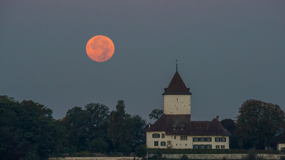 Nach der Mondfinsternis war der Vollmond noch rund eine Stunde zu sehen, so auch über Schlosswil.