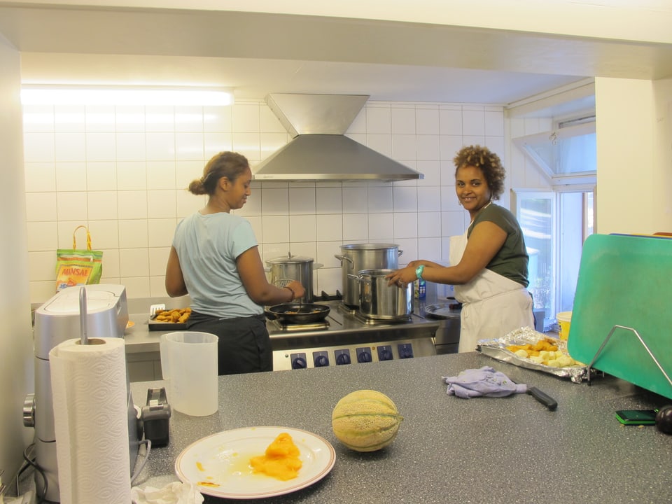 Zwei Frauen aus Eritrea am kochen