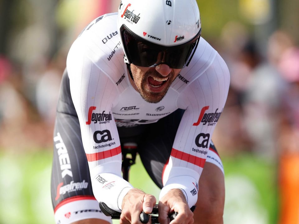 Fabian Cancellara fährt mit angestrengtem Gesichtsausdruck auf seinem Zeitfahr-Velo.