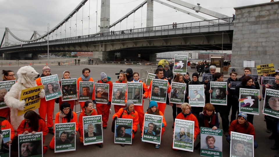 Bilder der in Russland inhaftieren Greenpeace-Aktivisten.
