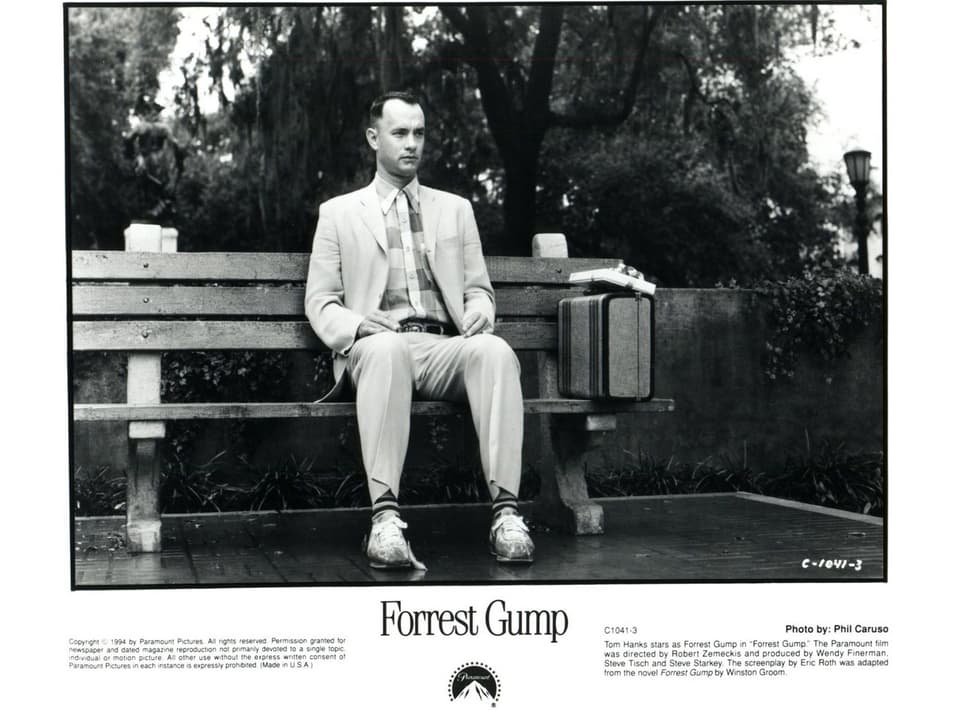 Tom Hanks sitzt in der Verfilmung von «Forrest Gump» auf einer Bank.