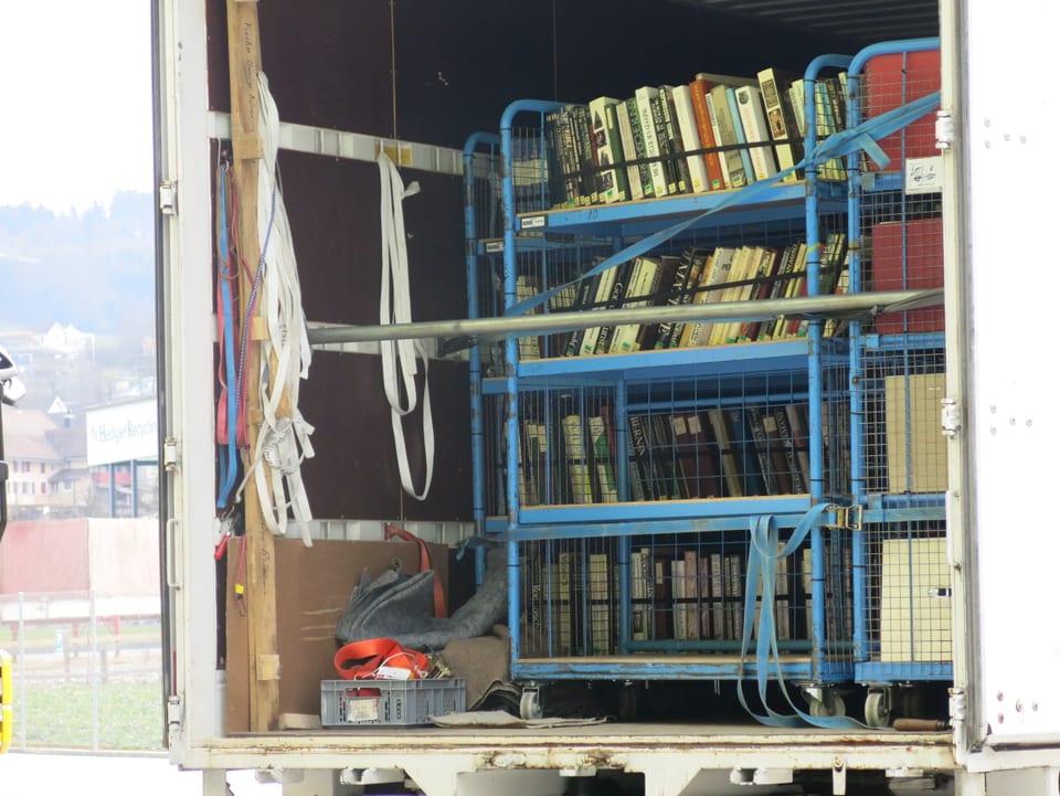 Ein Lastwagen mit Büchern beladen.