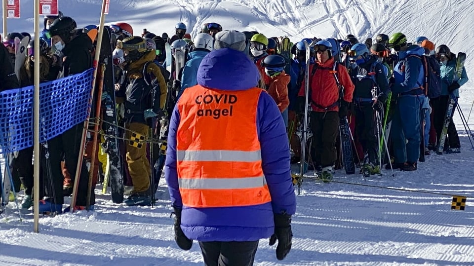 Skifahrer beim Anstehen in Verbier.