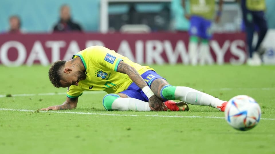 Hält sich den schmerzenden Knöchel Neymar an der WM 2022 in Katar.