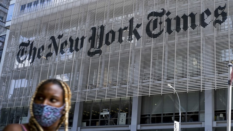 Gebäude mit riesigem Schriftzug «New York Times».