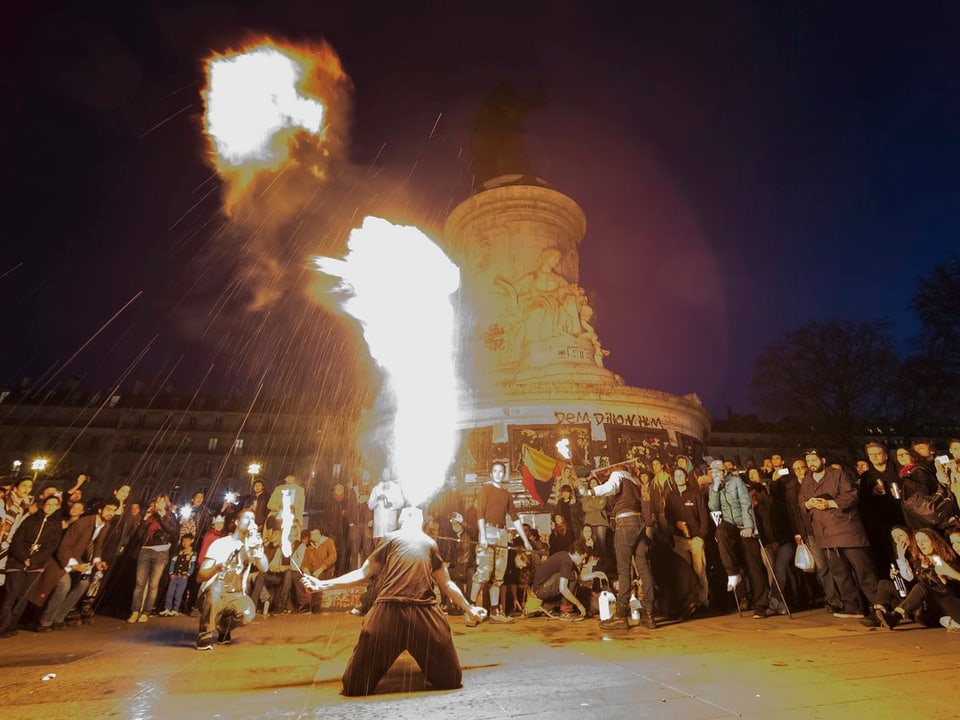 Feuerspeier vor der Marianne-Statue auf der Place de la République.