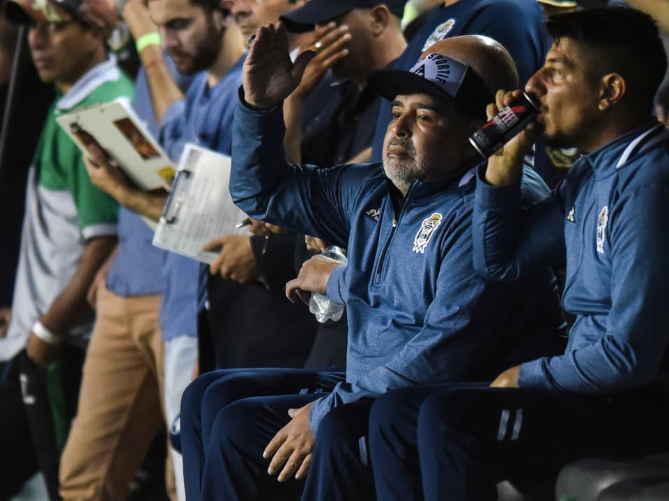 Diego Maradona auf der Trainerbank.