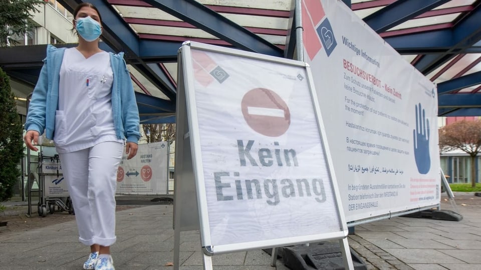 Riskanter öffentlicher Dreier In Der U-Bahn Riskanter öffentlicher Dreier In Der U-Bahn