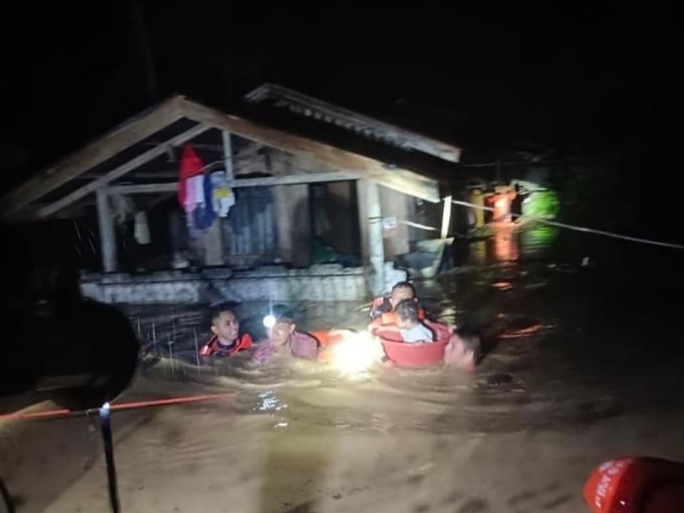 Personen werden aus geflutetem Haus evakuiert