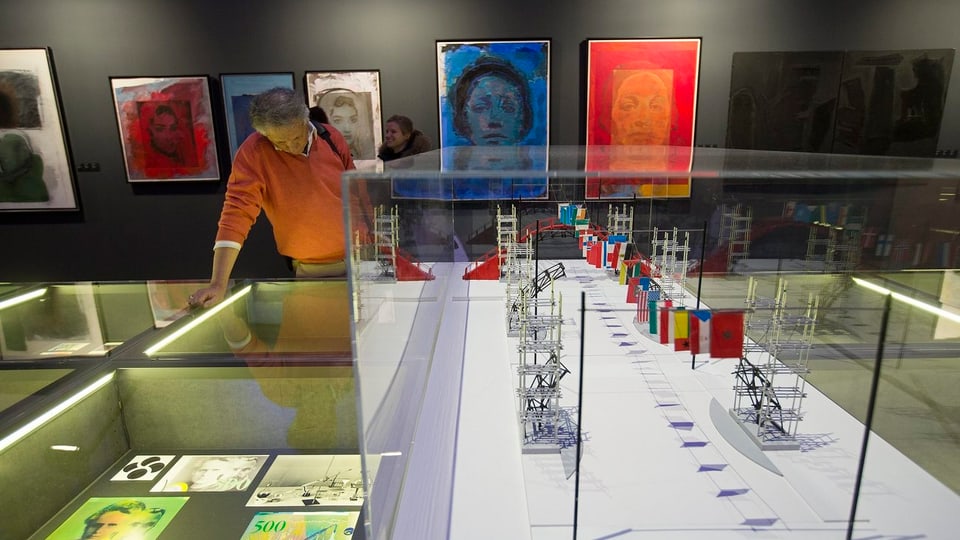 Museumsbesucher in der Genfer Ausstellung