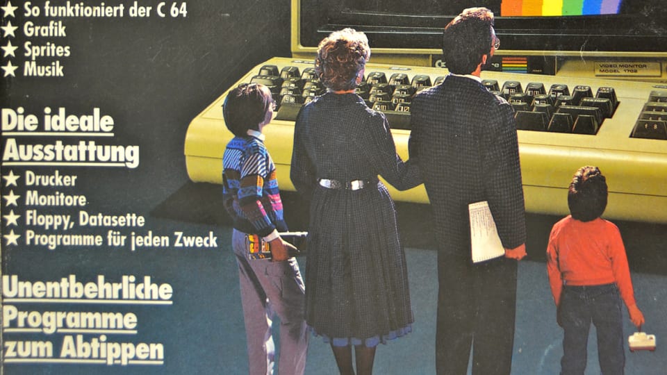Fotomontage: Eine Familie steht vor einem riesigen Commodore-64-Keyboard.