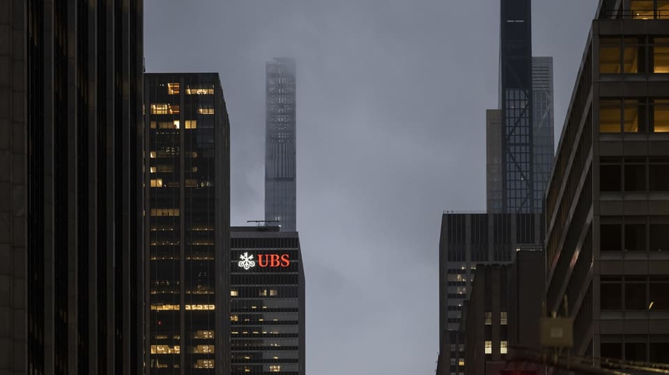 Hochhäuser mit der Anschrift «UBS».
