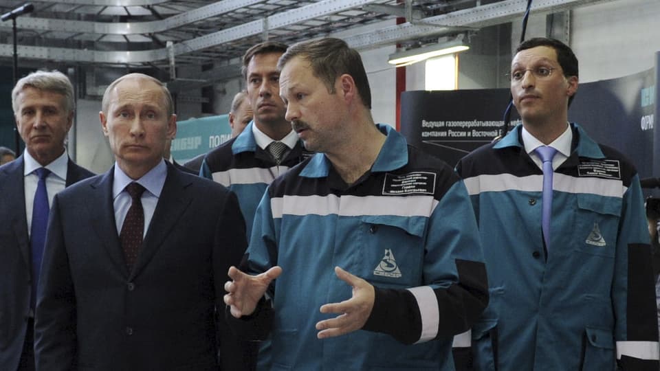 Gruppe von Männern in Russland auf Besichtigung einer Fabrik.