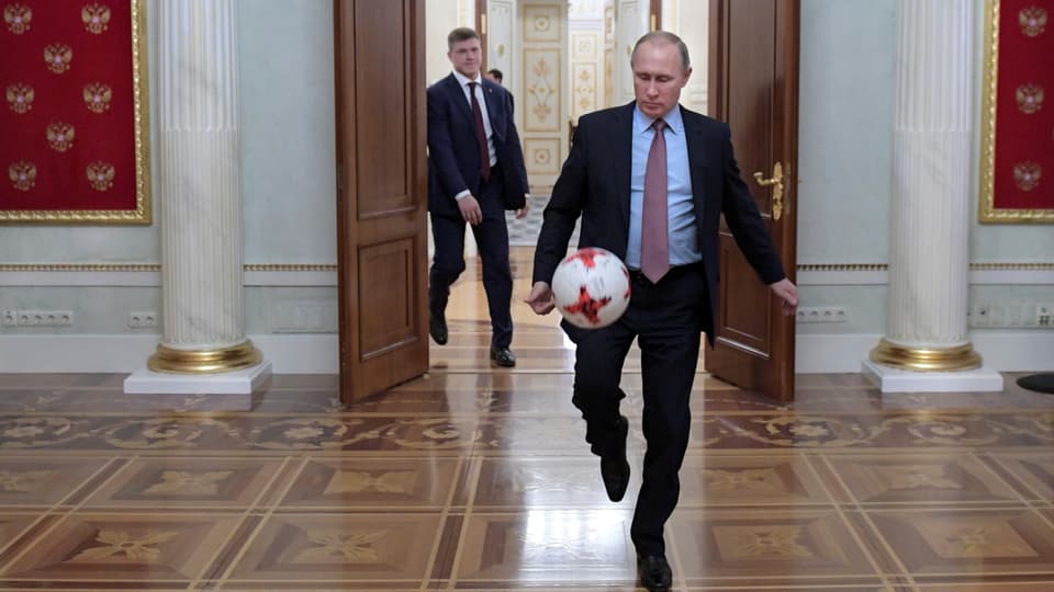 Putin jongliert mit einem Fussball.