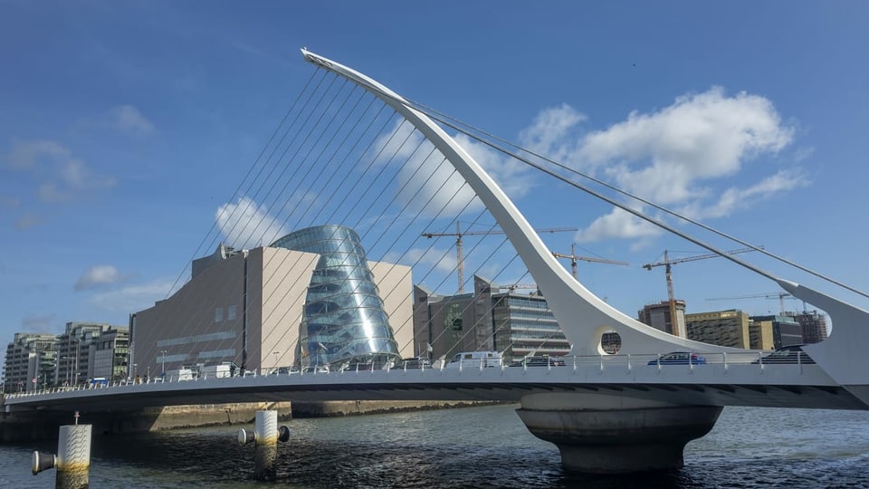 Eine moderne Seilbrücke in Dublin