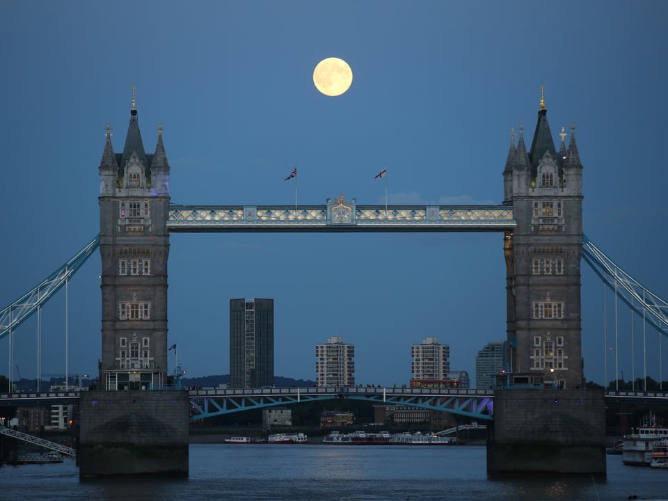 Mond über Tower Bridge in London