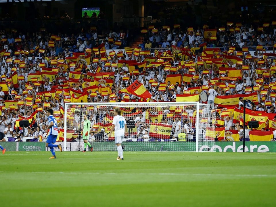 Real-Fans schwenken Spanien-Fahnen
