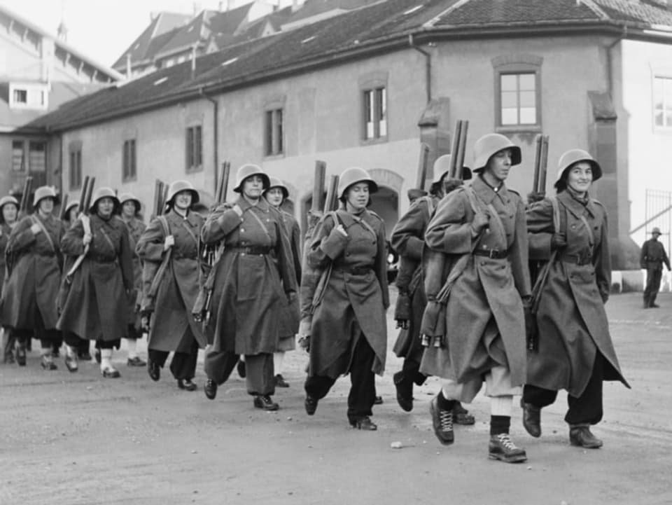 Frauen marschieren 1939 in Reih und Glied.