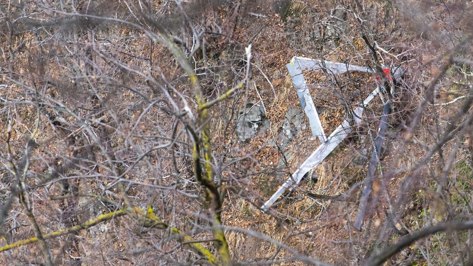 Trümmer des abgestürzten Helikopters.