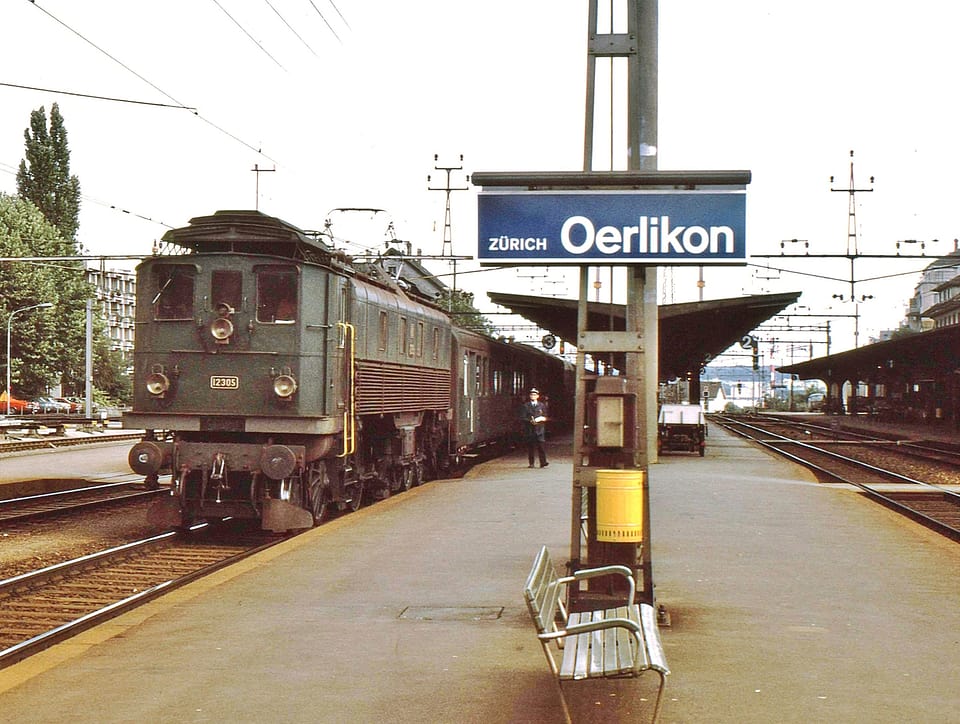 ein grüner Elektrozug steht am alten Bahnhof Oerlikon in den 70er-Jahren.