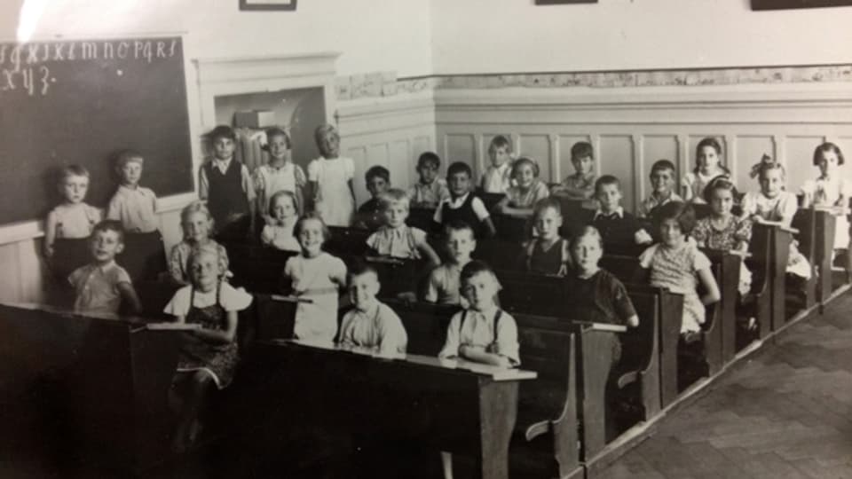 Eine Schulklasse im Jahr 1904 im Klassenzimmer.