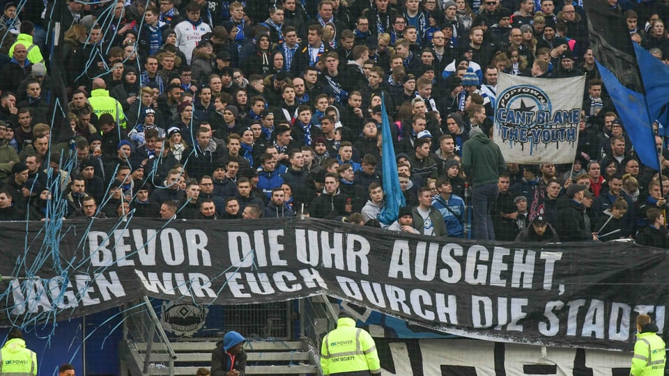 HSV-Fans mit Plakat.