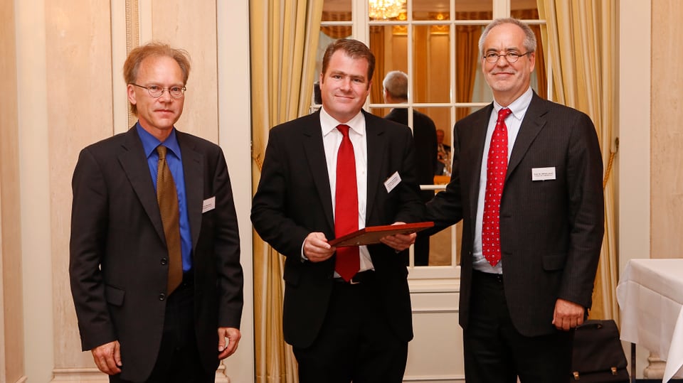 Andreas Schaffner (m.) mit Jury-Präsident Otfried Jarren (r.) und «Private»-Herausgeber N. Bernhard