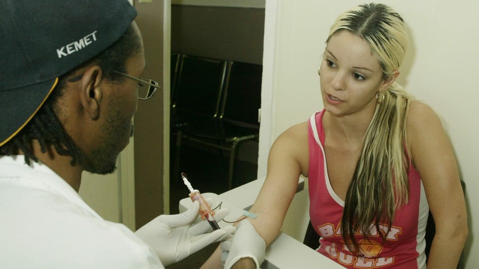 Porno-Darstellerin Carmen Luvana bei einem Routine-HIV-Test im Jahr 2004.