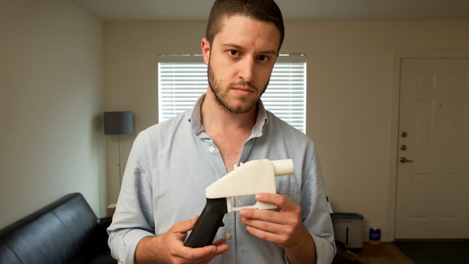 Cody Wilson hält eine mittels 3D-Drucker hergestellte Pistole