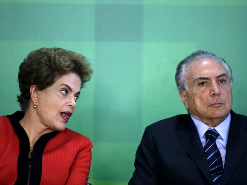 Brasiliens Präsidentin Rousseff wendet sich an einen desinteressiert wirkenden Michel Temer. 