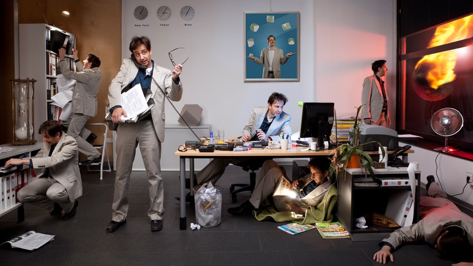 Collage, Mann im Anzug in sechs verschiedenen Arbeitssituationen eines Büroalltags.