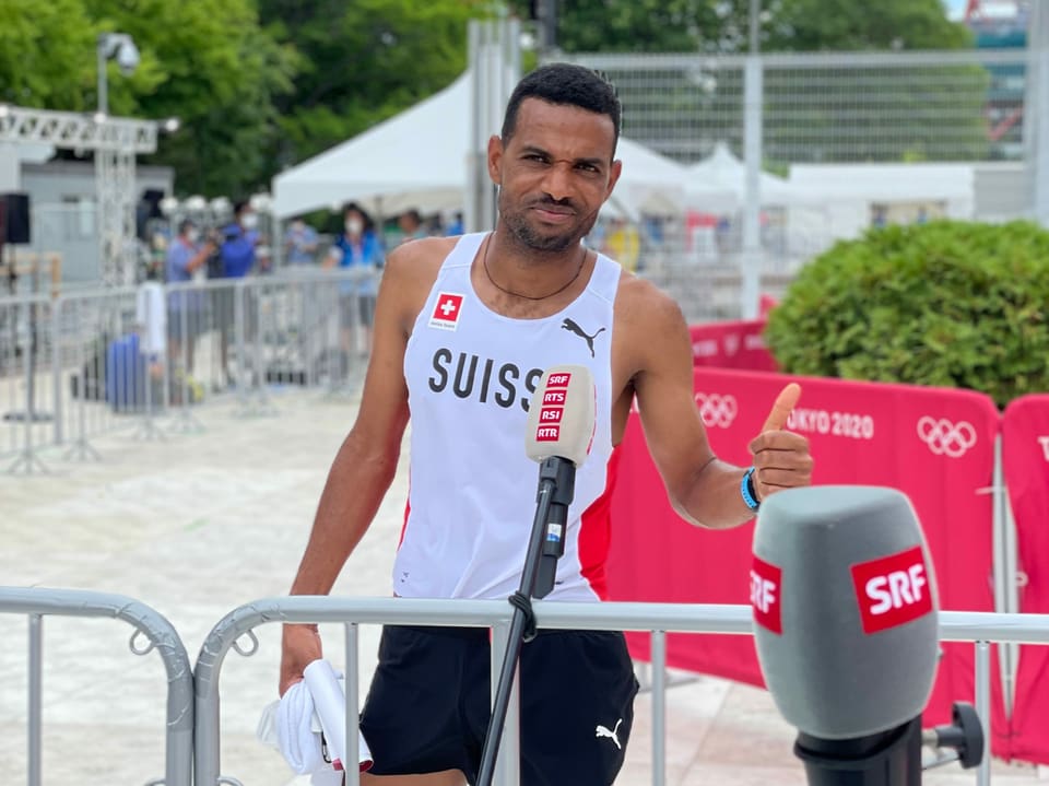 Tadesse Abraham blickt bereits wieder nach vorn Tadesse Abraham reckt den Daumen in die Höhe.