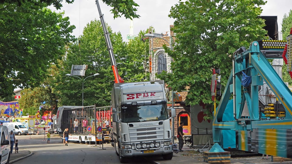 Lastwagen mit holländischen Kennzeichen beim Geisterhaus "Spuk"