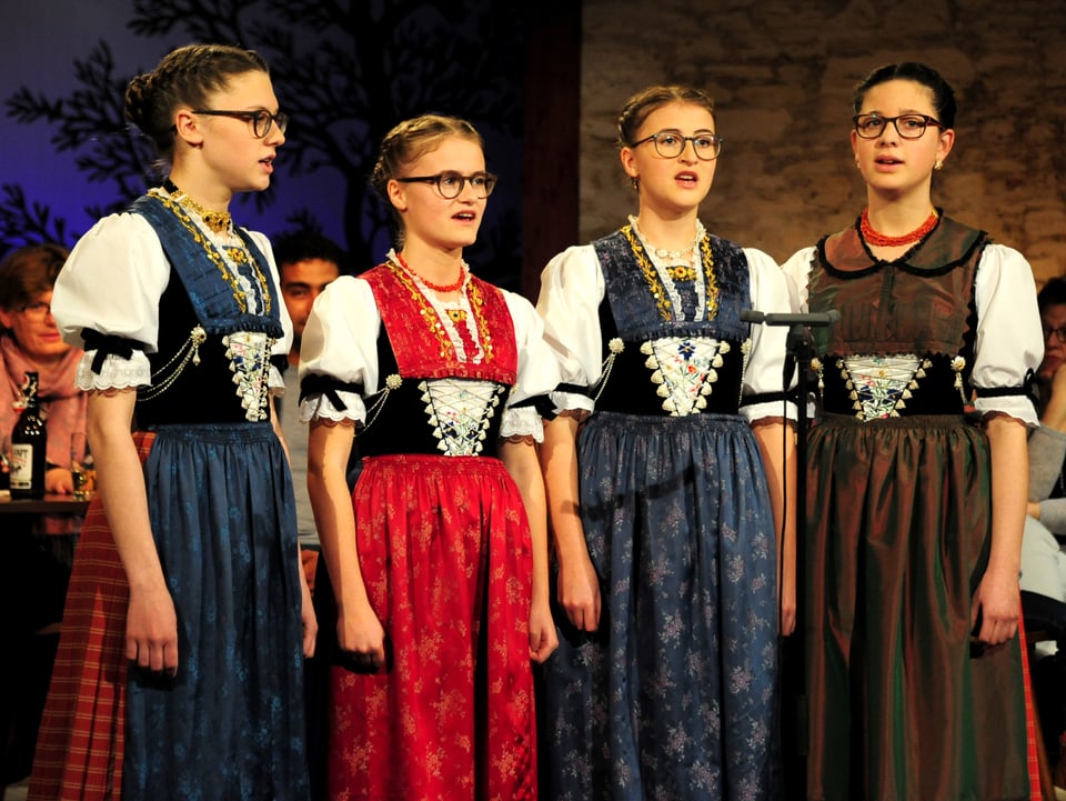 Meedle, 4 junge Mädchen in schöner Tracht singen auf der Bühne