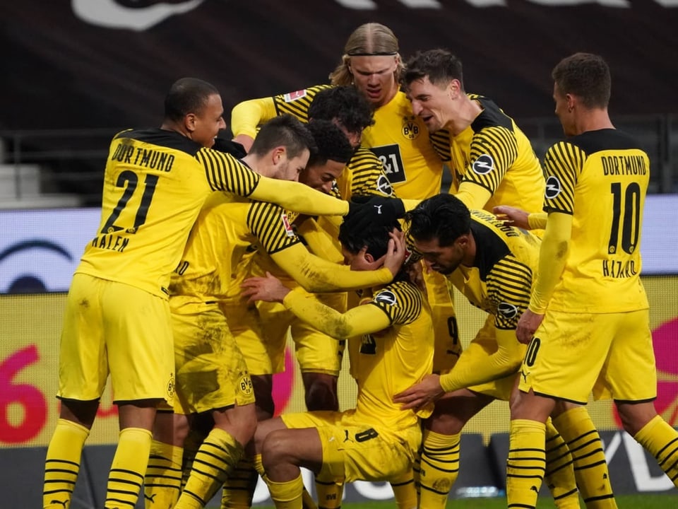 Finden Sie den gelb-schwarzen Helden? Jubeltraube aus BVB-Spielern