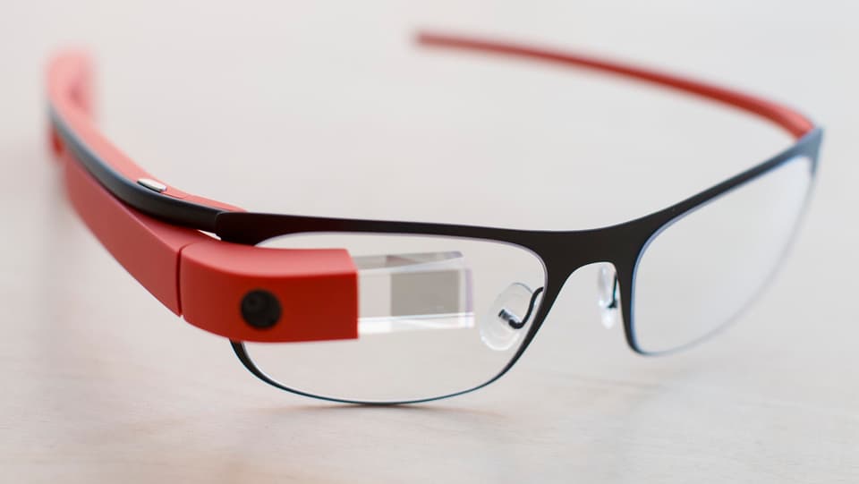 Die Google Glass Computerbrille mit einem kleinen Bildschirm über dem rechten Brillenglas.