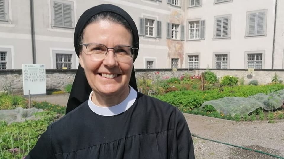 Eine Nonne in einem Garten