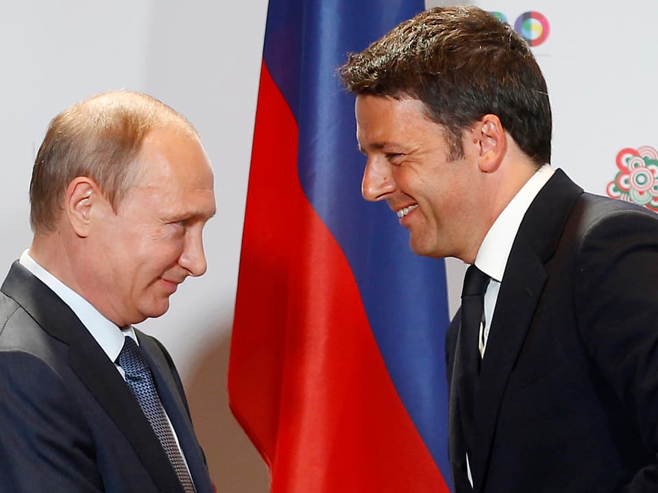 Putin und Renzi beim Handshake in Mailand. 